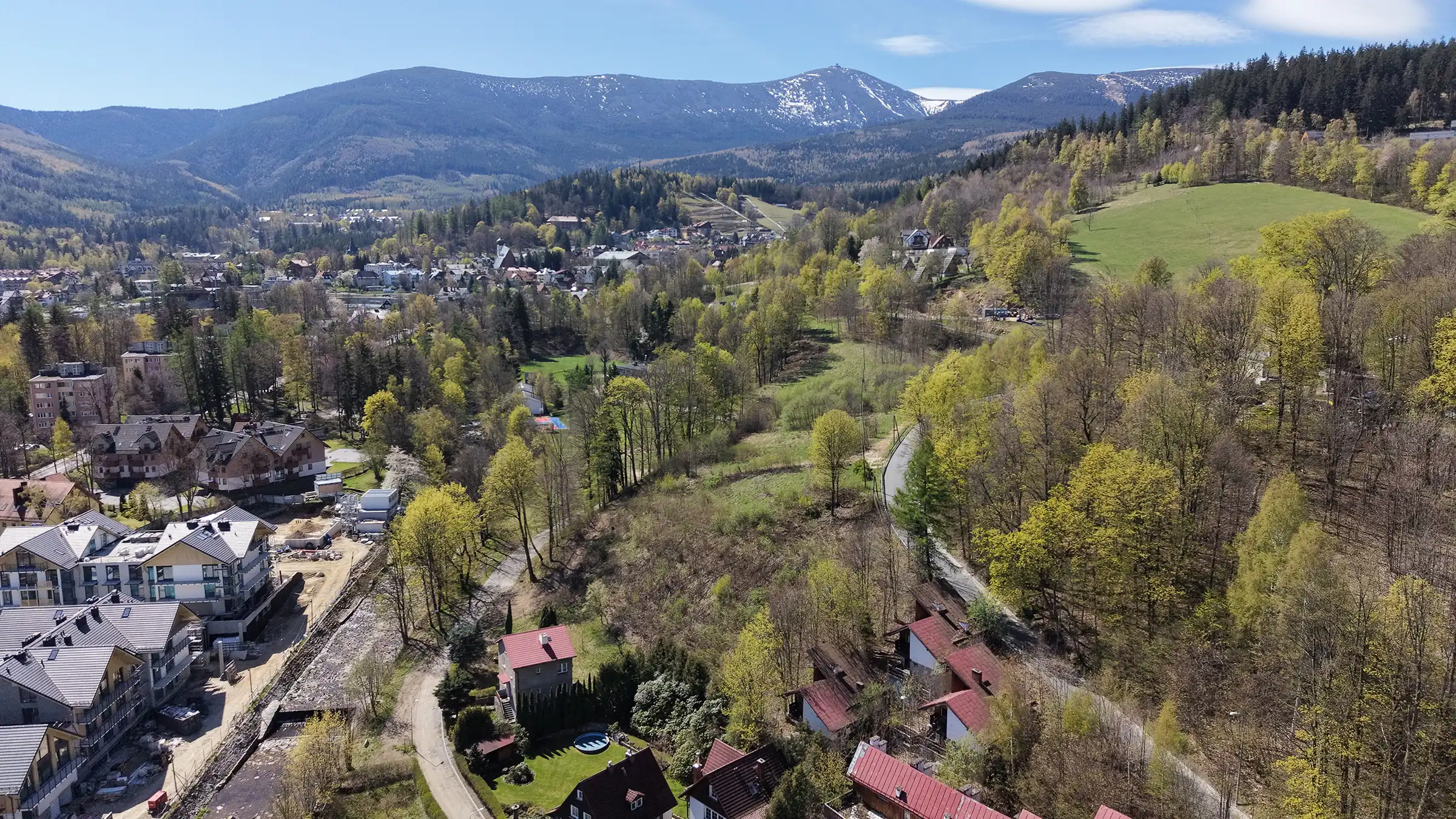 Widok działki inwestycyjnej w Karpaczu i górskiego otoczenia